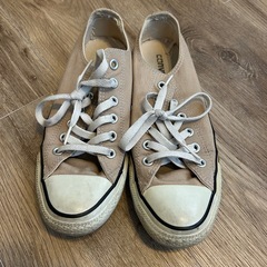 スニーカーとサンダルの画像