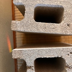 木の板とコンクリートブロック　棚の画像