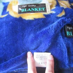 未使用　High Guality Blanket　毛布　（ブルー花柄）アクリル100％　サイズ 180×230ｃｍ　タグ付　仕舞いヨゴレ有　【ペットはいません】の画像