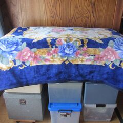 未使用　High Guality Blanket　毛布　（ブルー花柄）アクリル100％　サイズ 180×230ｃｍ　タグ付　仕舞いヨゴレ有　【ペットはいません】の画像