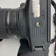 【トレファク足立扇店】ﾃﾞｼﾞﾀﾙ一眼ﾚﾌｶﾒﾗ Canon EOS 9000D ﾚﾝｽﾞｾｯﾄ 充電器付 ﾊﾞｯﾃﾘｰ2個付の画像