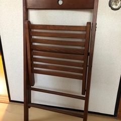折りたたみ式　木の椅子の画像