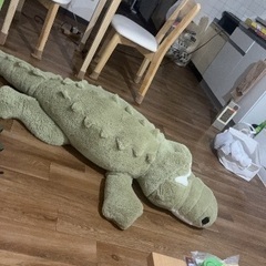 大きいワニのぬいぐるみの画像