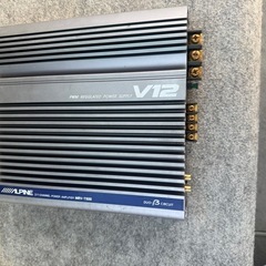 サブウーファーとアンプの画像