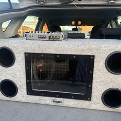 サブウーファーとアンプの画像