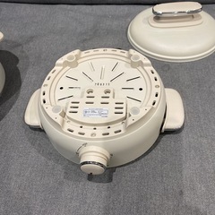 モノクローム グリル鍋 電気 小型 一人用 ホットプレート 蒸し料理用アミ 20cmコンパクトサイズ ホワイト MGP-0650/Wの画像