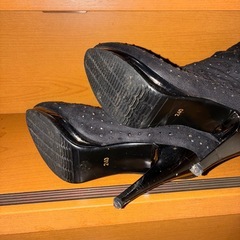 キラキラスタッズのショートブーツの画像