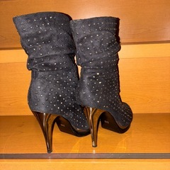キラキラスタッズのショートブーツの画像