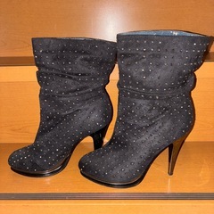 キラキラスタッズのショートブーツの画像
