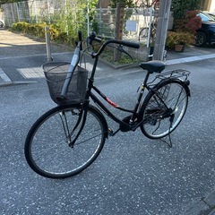 自転車 ママチャリ と 空気入れの画像