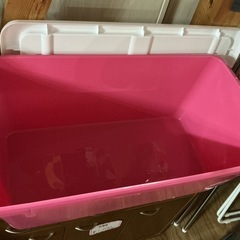 収納ケース🩷プラスチック製フタ付き❣️収納ボックスキャスター付き❣️割れあり💦衣装ケースピンクの画像