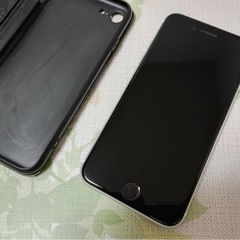 au iPhone SE［第二世代］　64GB ホワイトの画像