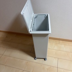 ゴミ箱　無印良品　蓋付き　キャスター付きの画像