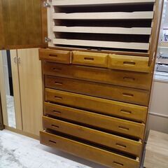 リユースのサカイ栃木店★ジモティ割あり★  和タンス ベージュ W119×D60×H189 クリーニング済み TC11916の画像
