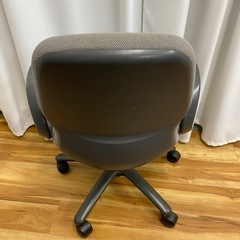 キャスター肘掛け付ビジネスチェアーの画像