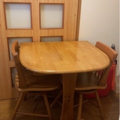 ダイニングテーブルの画像