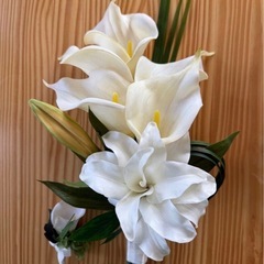 ホワイト カサブランカ 花束とブートニエールの画像