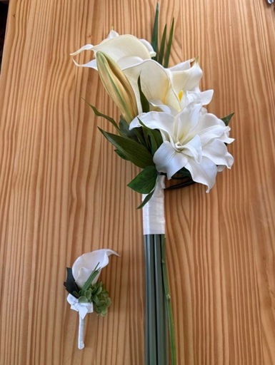 ホワイト カサブランカ 花束とブートニエール