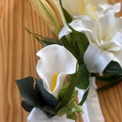 ホワイト カサブランカ 花束とブートニエールの画像