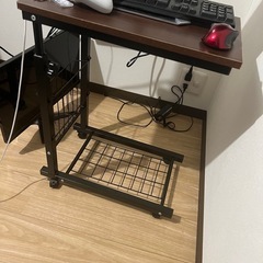パソコンデスクトップサイドテーブルの画像