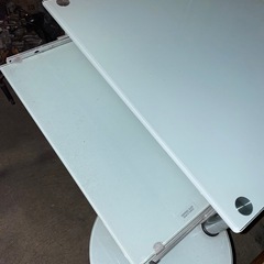 ガラスのパソコンデスクの画像