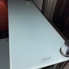 ガラスのパソコンデスクの画像