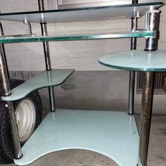 ガラスのパソコンデスクの画像