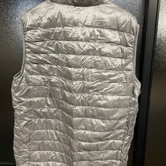UNIQLO シルバー ダウンベスト XLの画像
