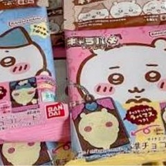 お菓子とシール　ちいかわの画像