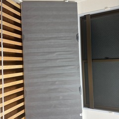 ベッドフレームとスプリングマットレスとウッドトップですの画像