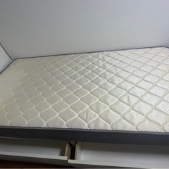 シングルベッド、ハンガーラックの画像