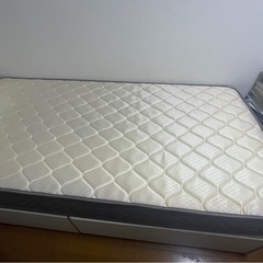 シングルベッド、ハンガーラックの画像