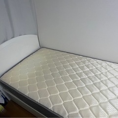 シングルベッド、ハンガーラックの画像