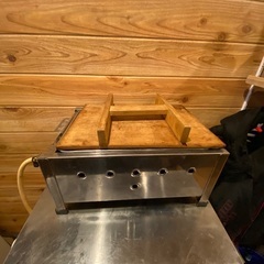 4つの区画を持つステンレス製の保温調理鍋、ガス接続可能でコンパクト設計。  おでん保温機になります。の画像