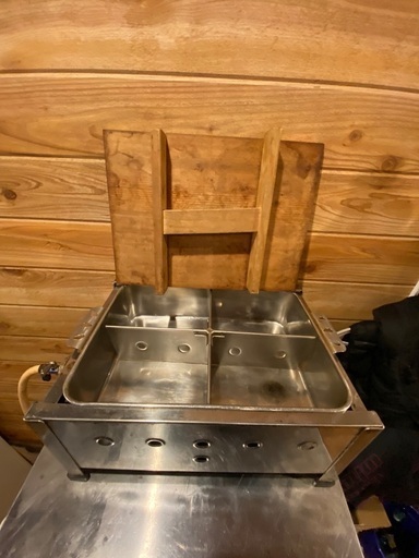 4つの区画を持つステンレス製の保温調理鍋、ガス接続可能でコンパクト設計。おでん 4つの区画を持つステンレス製の保温調理鍋、ガス接続可能でコンパクト