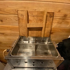 4つの区画を持つステンレス製の保温調理鍋、ガス接続可能でコンパクト設計。  おでん保温機になります。の画像