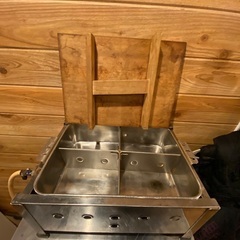 4つの区画を持つステンレス製の保温調理鍋、ガス接続可能でコンパクト設計。  おでん保温機になります。の画像