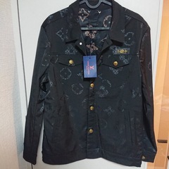 FENDIのバックとVUITTONのシャツの画像