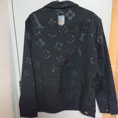 FENDIのバックとVUITTONのシャツの画像