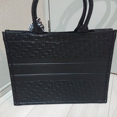 FENDIのバックとVUITTONのシャツの画像