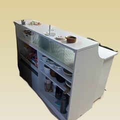 カウンターテーブル付き食器棚の画像