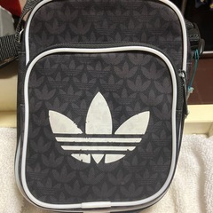 adidasショルダーバッグの画像