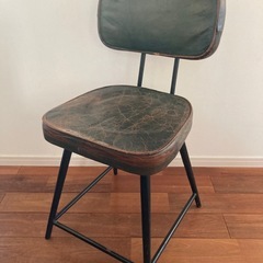 革のチェア　おしゃれ　カフェ　ヴィンテージ　男前　