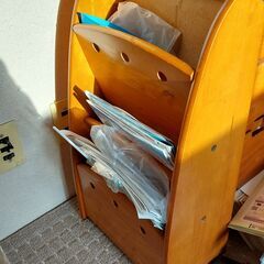 引き出し電話台、姿見鏡、コードレスアイロン、スリッパラック、マガジンラック、花瓶などの画像