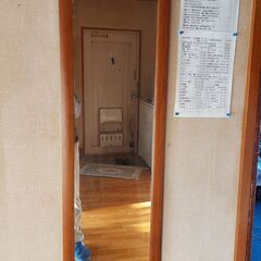 引き出し電話台、姿見鏡、コードレスアイロン、スリッパラック、マガジンラック、花瓶などの画像