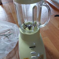 引き出し電話台、姿見鏡、コードレスアイロン、スリッパラック、マガジンラック、花瓶などの画像