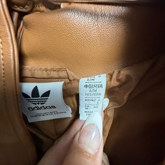 アディダスフェイクレザーコートの画像