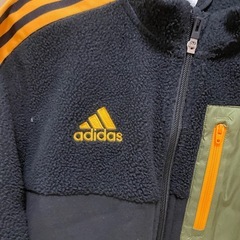 adidas フリースパーカーの画像