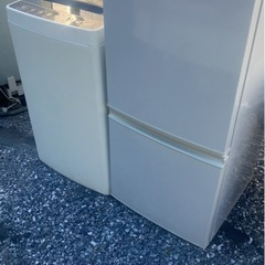 ⭕️当方指定区域の配達無料です⭕️SHARP137リットル冷蔵庫と4.5キロ風乾燥付き洗濯機です⭕️の画像