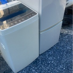 ⭕️当方指定区域の配達無料です⭕️SHARP137リットル冷蔵庫と4.5キロ風乾燥付き洗濯機です⭕️の画像